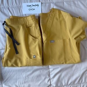 FIGS Scrubs Set - Light gold